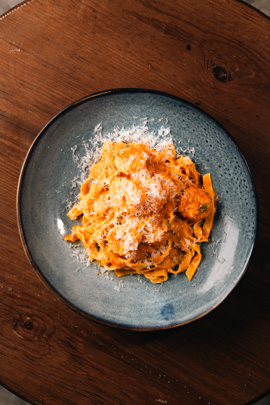 KÖZ DOMATES SOSLU KARİDESLİ MAKARNA