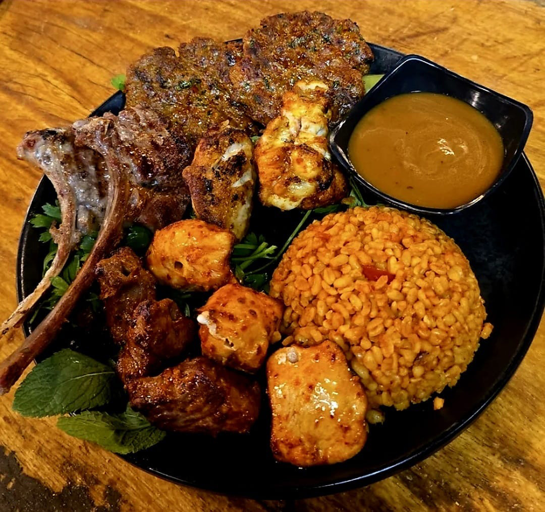 Assiette De Grillade Mixte 2 côtelettes d’agneau, 3 morceaux de poulets, 2 ailes de poulet, 2 kofte, 3 morceaux d’agneau