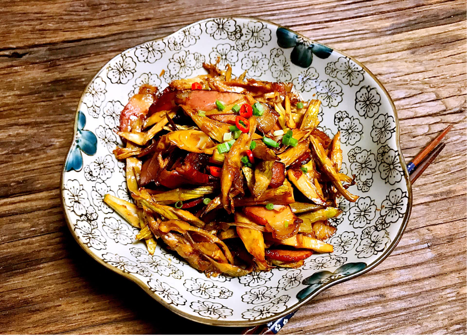 酸笋炒腊肉 Жареная свинина с маринованными и кислыми побегами бамбука