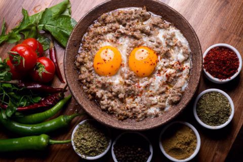 Sahanda Kıymalı Yumurta 
