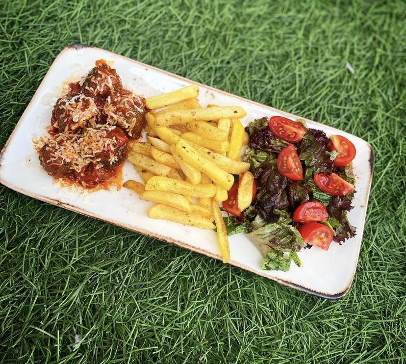 Domates Soslu Kaşarlı Et Köfte Servis