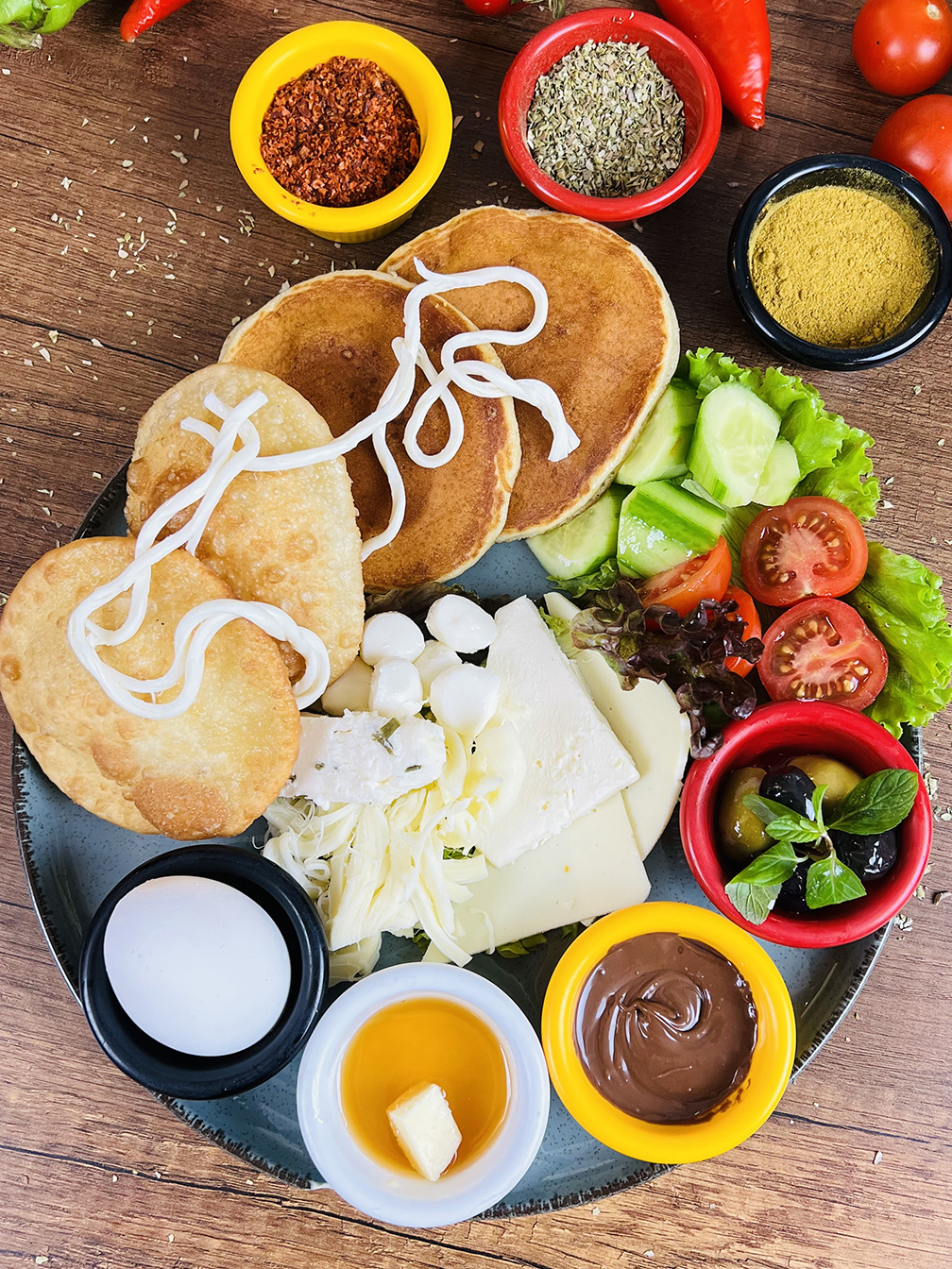 Bişi İle Pankek Kahvaltı Tabağı