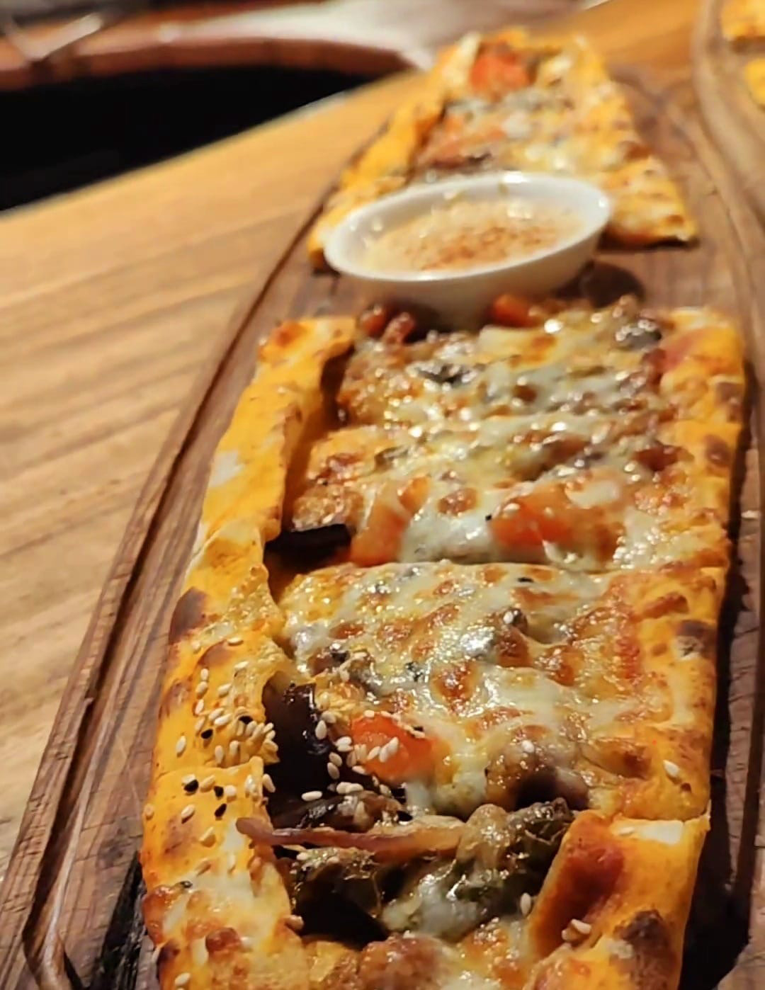 Pide au légumes / Sebzeli Pide (Aubergine, Poivron, Champignon, Tomate, Fromage)