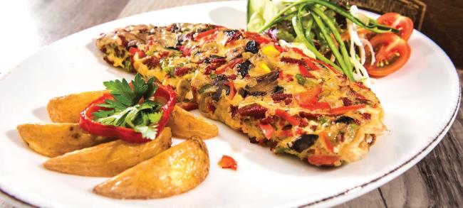Omlette mit Käse und Tomaten