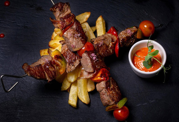 Brochetas de solomillo de res