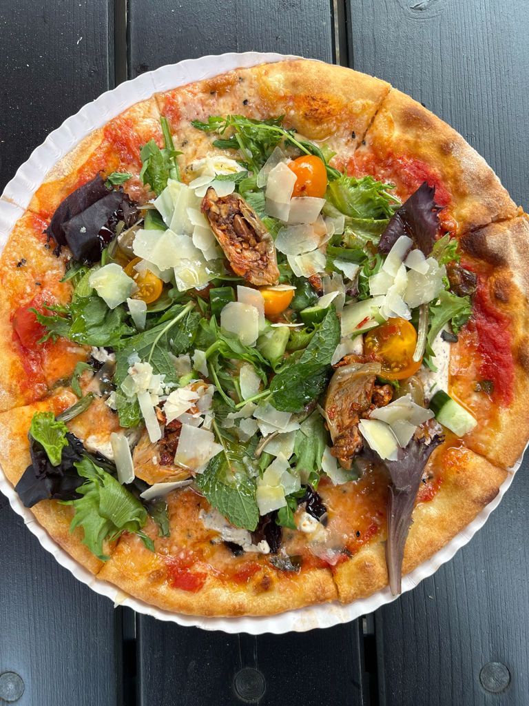 Pizza Akkawi met mozzarella Kazen