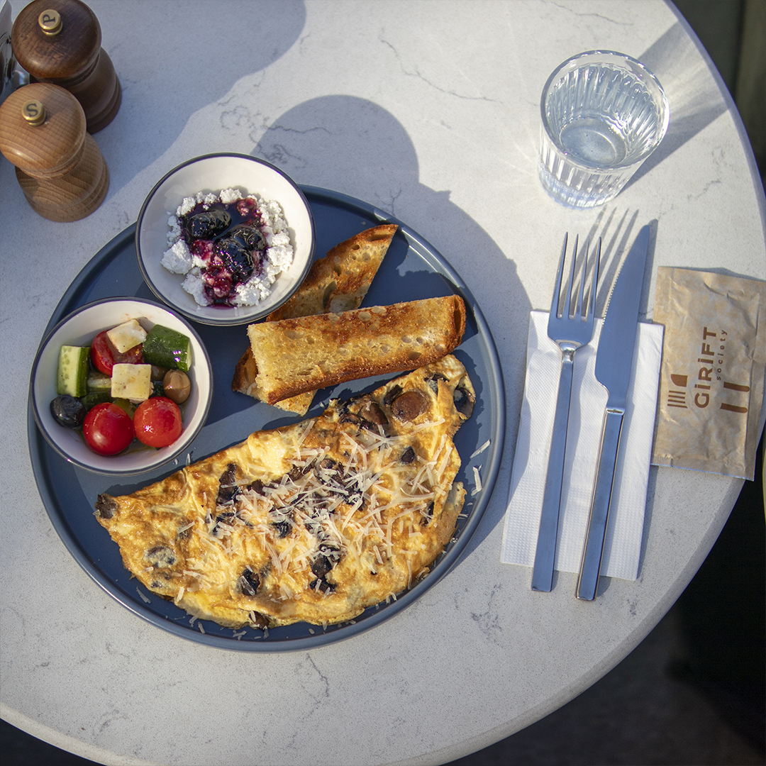 Mantar ve Peynir bir Omlette
