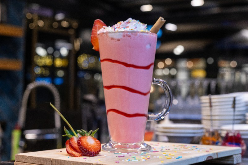 ÇİLEKLİ MILKSHAKE