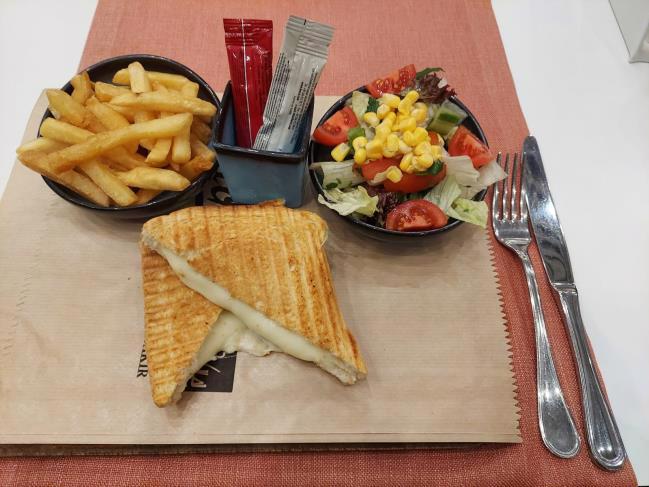 Kaşarlı Tost  / Cheese Toast    3020 kj