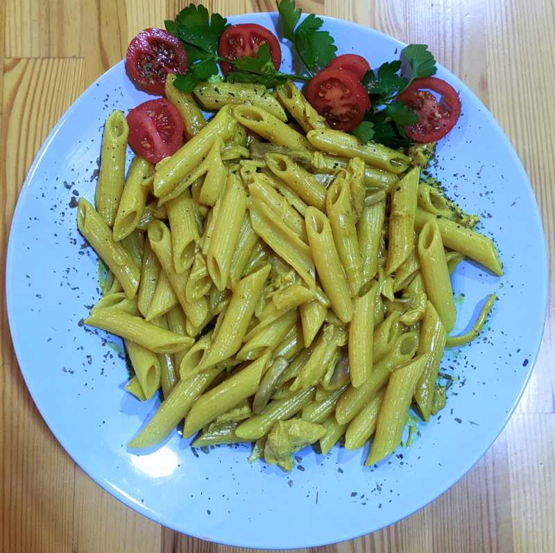 Tavuklu köri soslu makarna