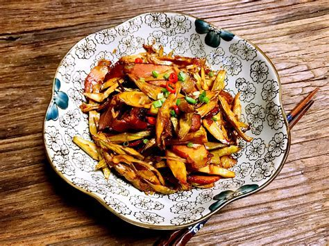 酸笋炒腊肉-Свинина, обжаренная на бамбуковых побегах