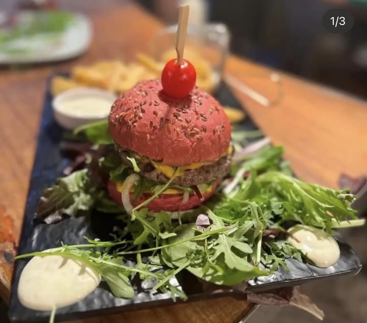 Steak haché maison façon bouchère aux oignons caramélisés avec son cheddar fondu