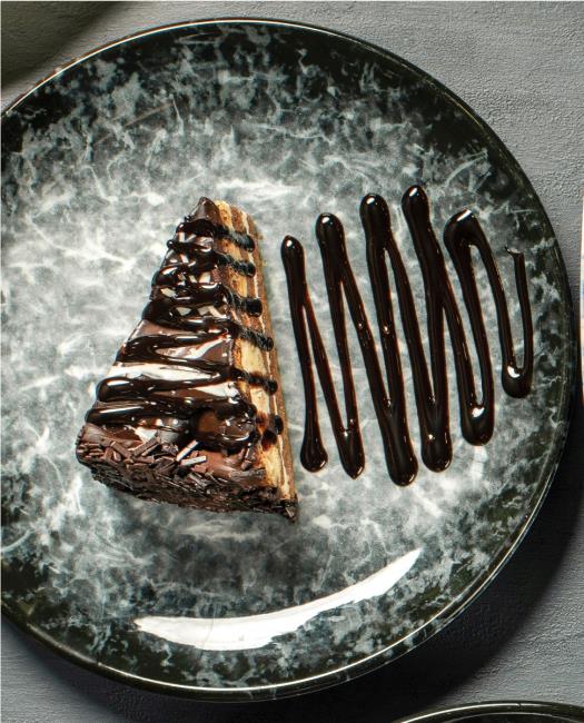 Siyah Profiterollü Pasta