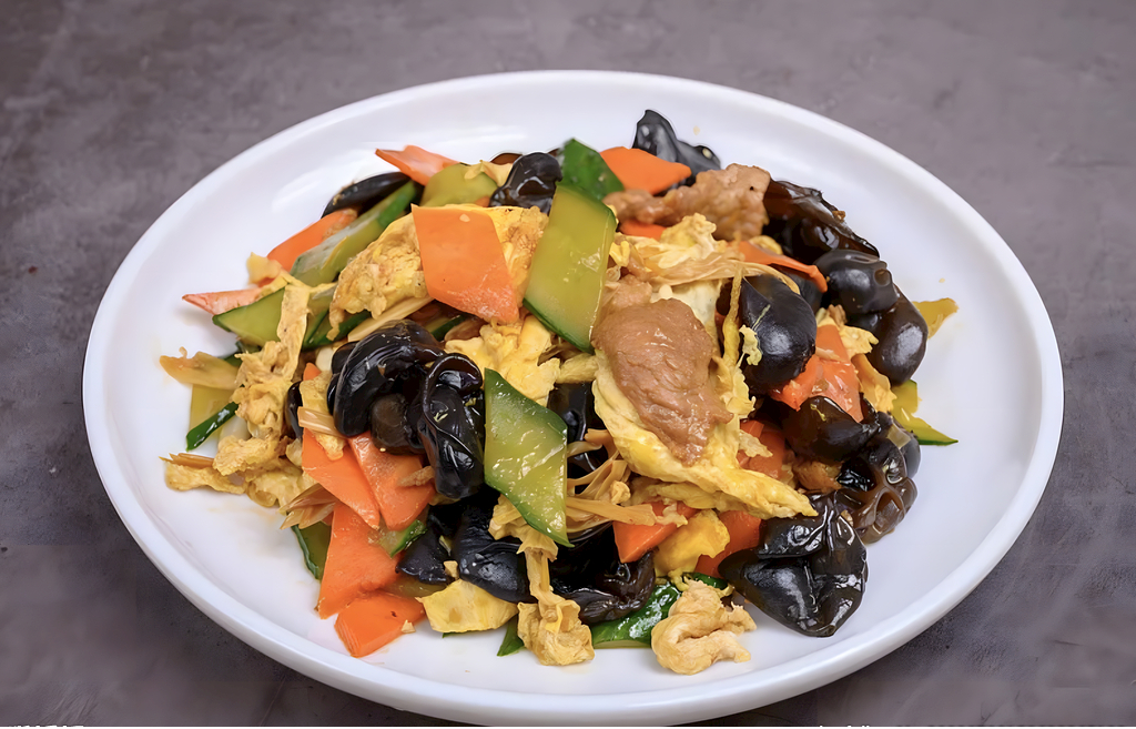木须肉 Свиная корейка с яйцом,грибами и огурцом