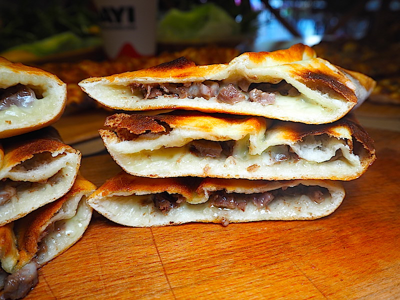 Mini Kavurmalı Kaşarlı Pide