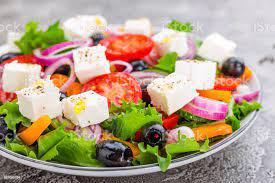GREEK SALATA (DOMATES,SALATALIK,GÖBEK,PEYNİR,ZEYTİN,MEVSİM YEŞİLLİKLERİ,MISIR)