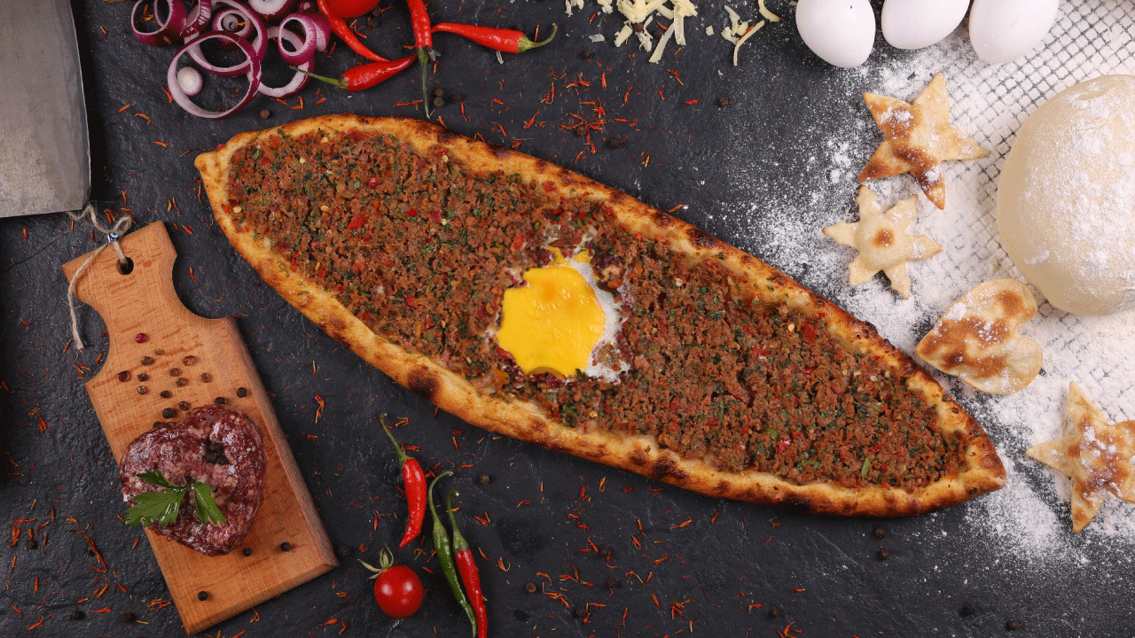 Kıymalı Yumurtalı Pide