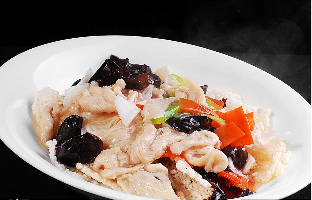 熘鸡片 - Жареная курица с огурцом, черным грибом и морковью