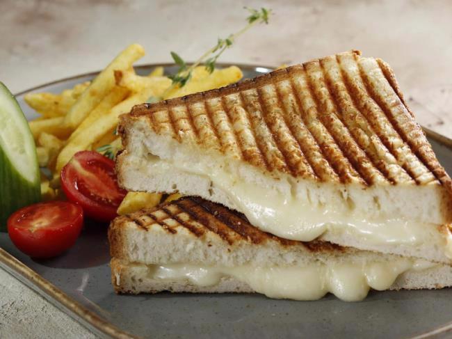 Kaşarlı Tost Tabağı(Salatalık Domates ve patates eşliğinde) 