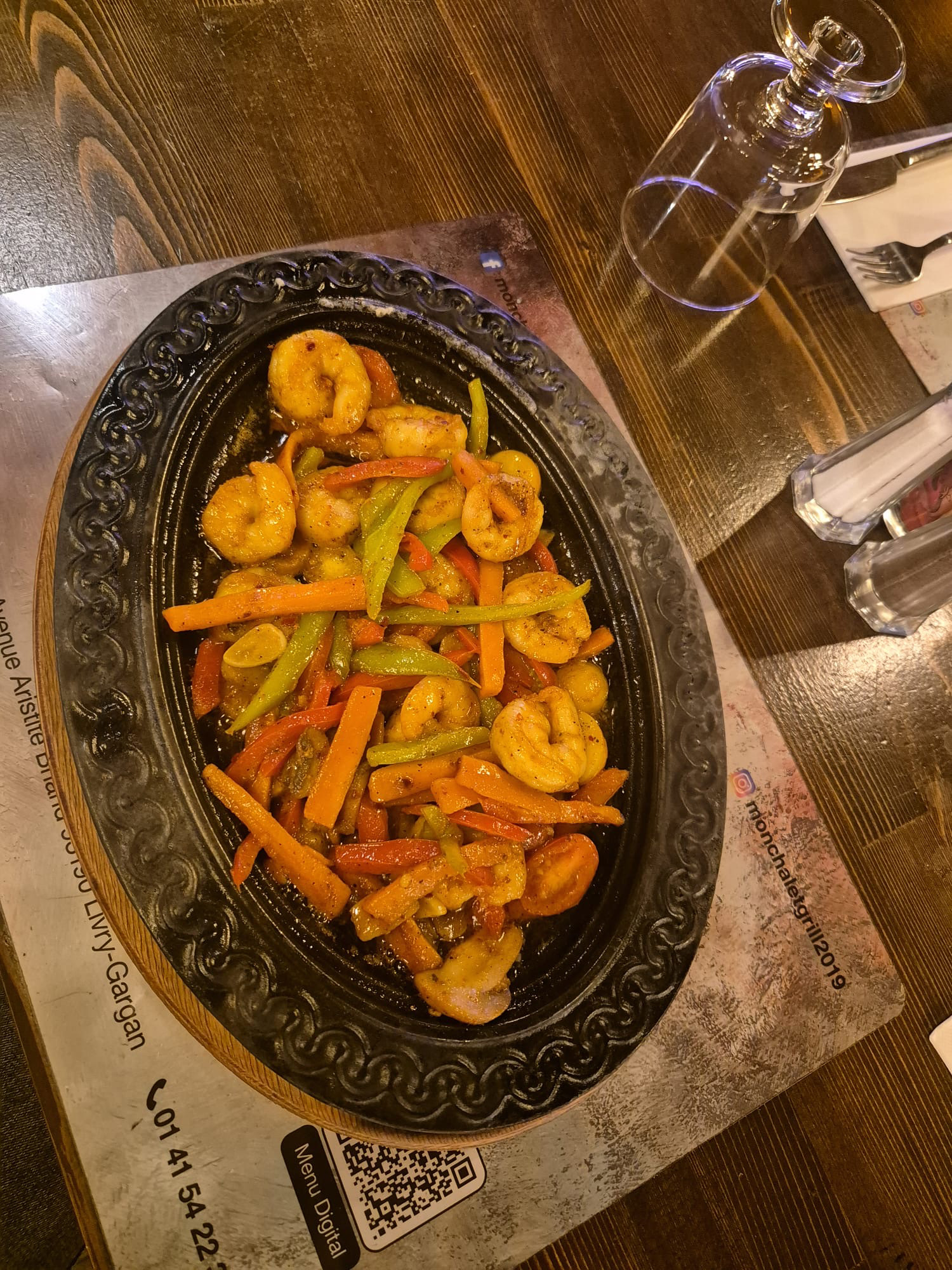 Sautées de crevettes / Karides tava (crevettes à la poele, champignons, tomates, poivrons vert et rouge)