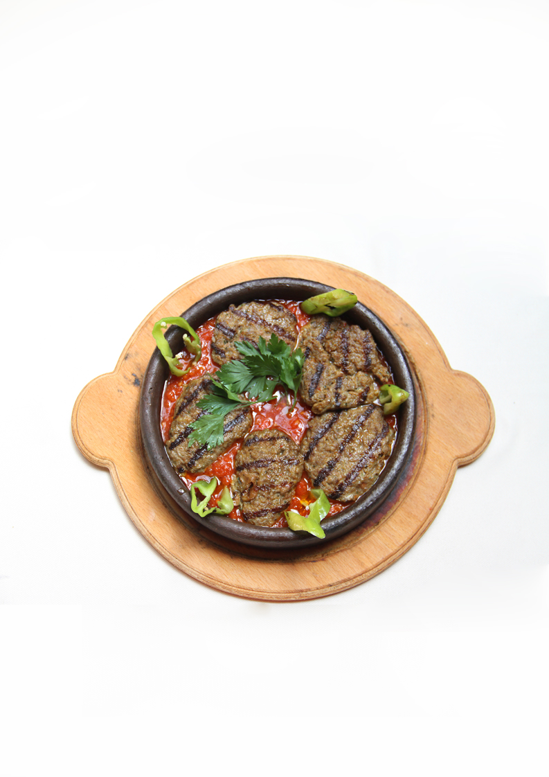 Güveçte Soslu Izgara Köfte