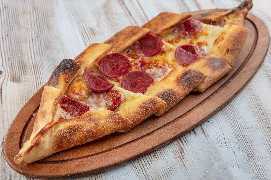 Sucuklu Kaşarlı Pide