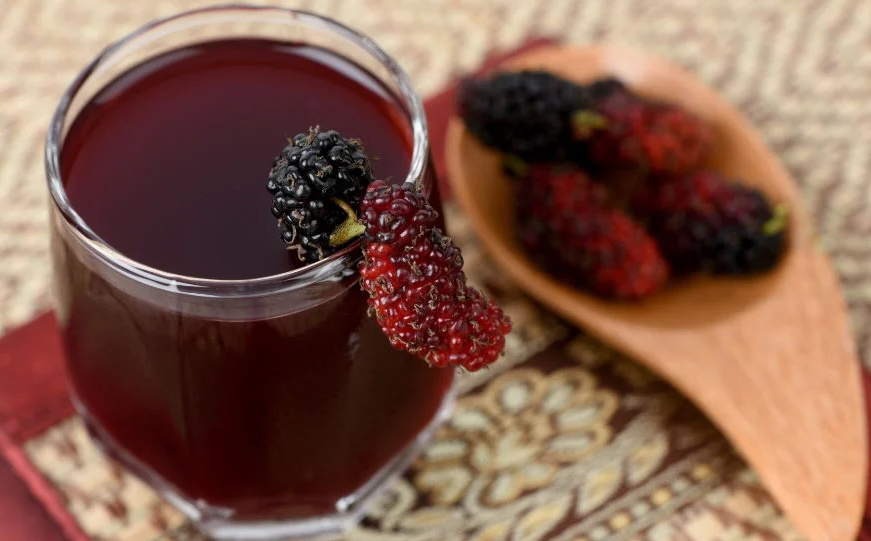 Ev Yapımı Karadut Suyu