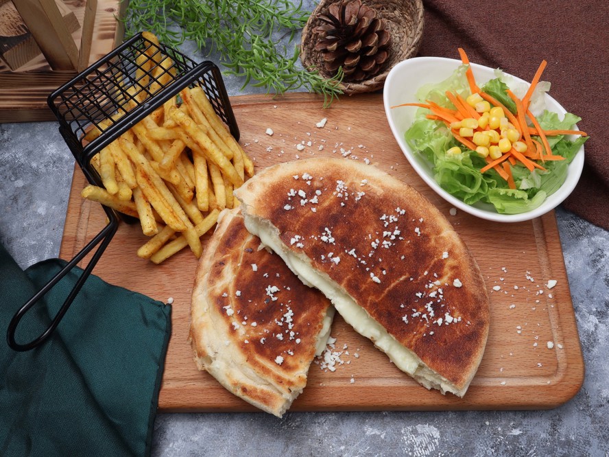 Tulum Peynirli Bazlama Tost