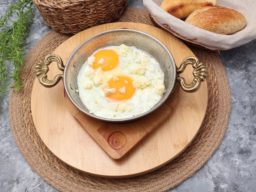 Sahanda Tereyağlı Peynirli Yumurta