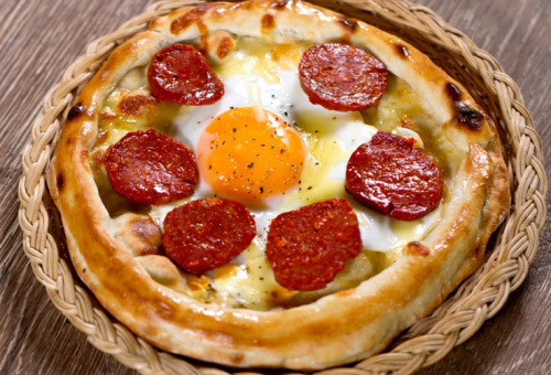 Kaşarlı Sucuklu Yumurtalı Pide