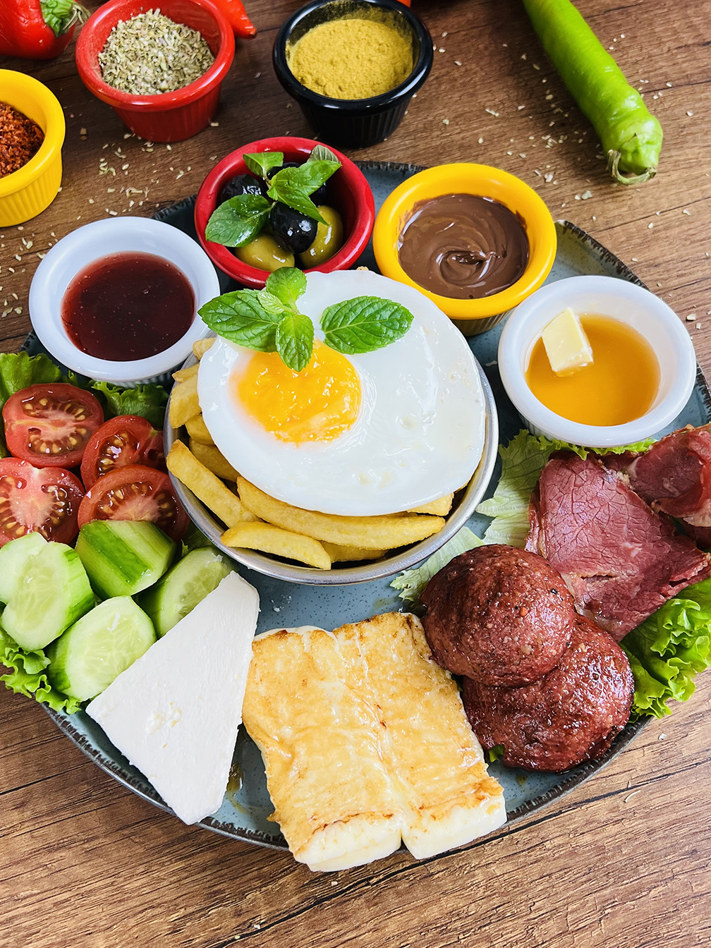 Izgara Hellimli Sucuklu Kahvaltı Tabağı