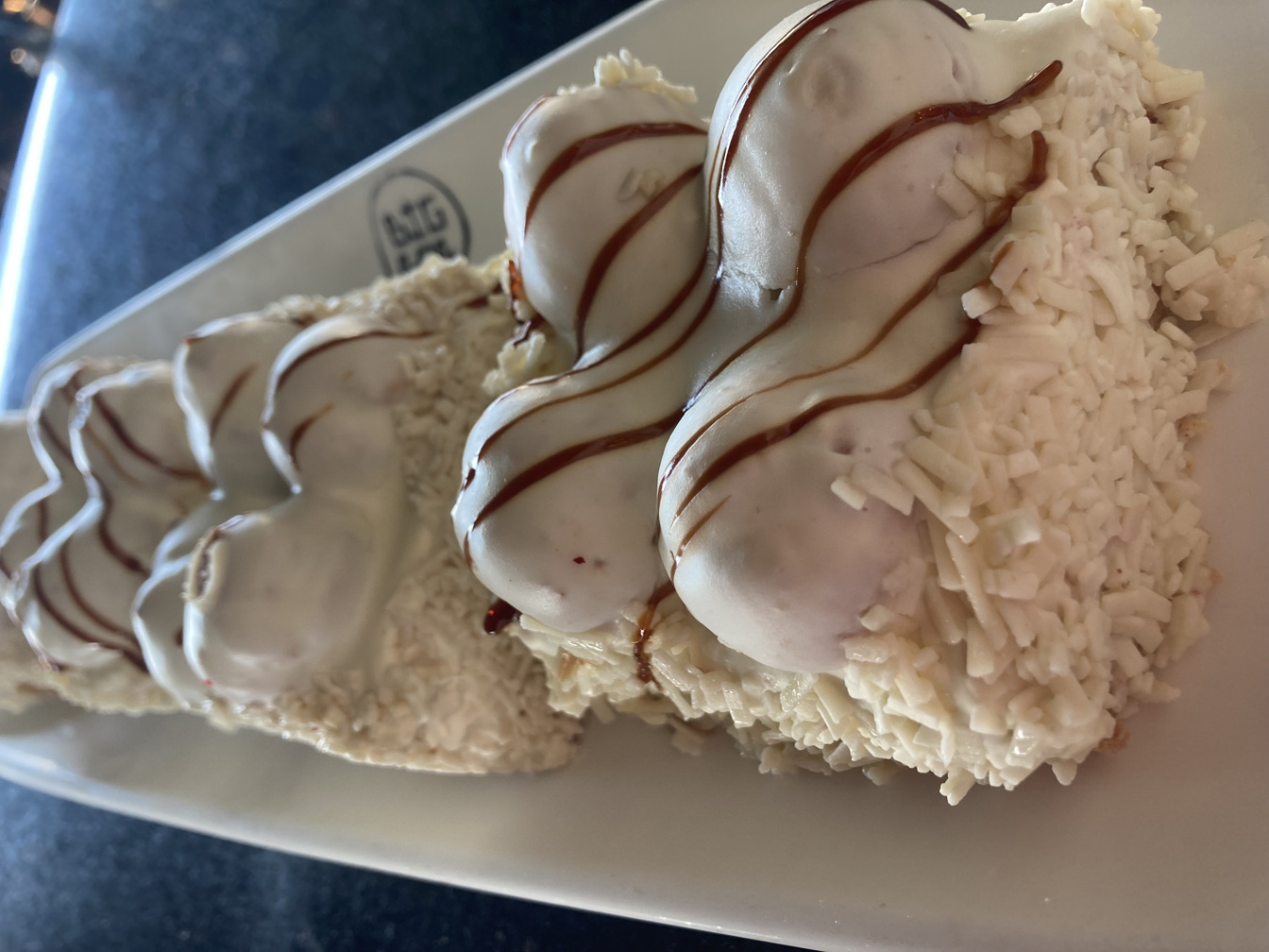 Beyaz profiterollü mono pasta 