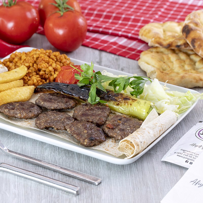 Serving Meatballs / Köfte Servis