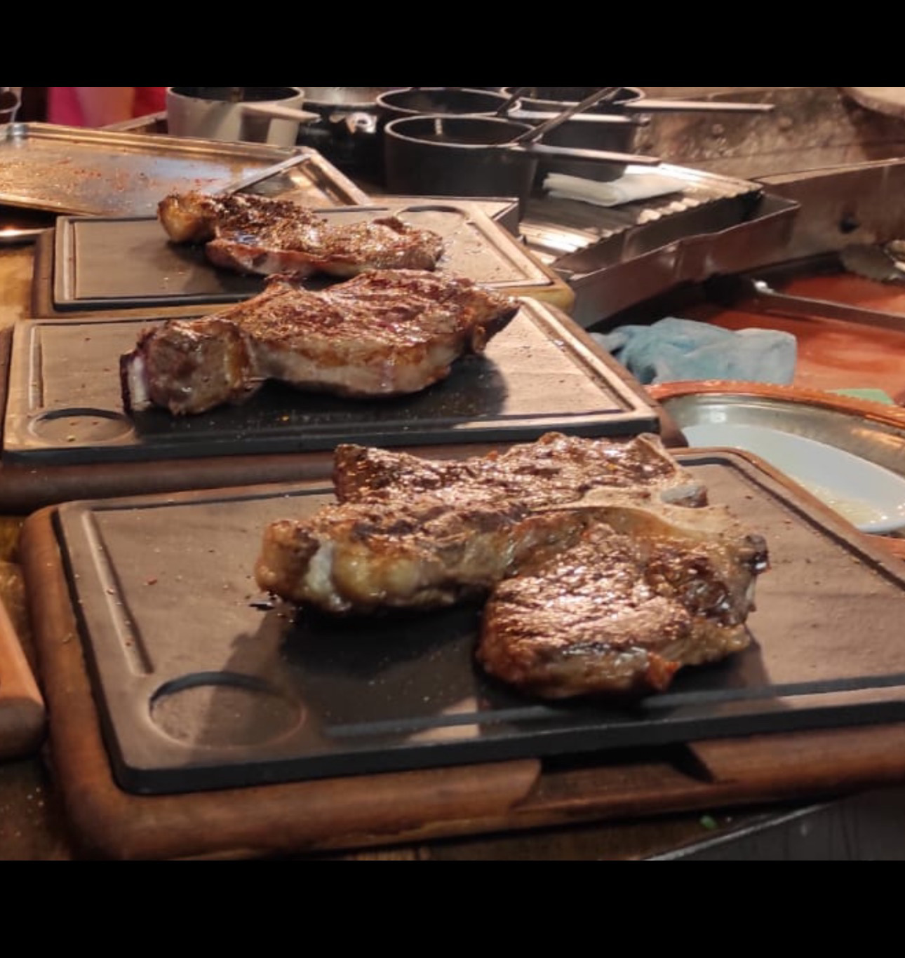 T-Bone Black Angus Iberico/ 600 - 700g Cette pièce est un grand classique des viandes d’ecxeption : le TBone associe tendreté du filet et caractère du faux-filet séparés par un os central en forme de T qui en sublime la cuisson. Un duo gagnant.