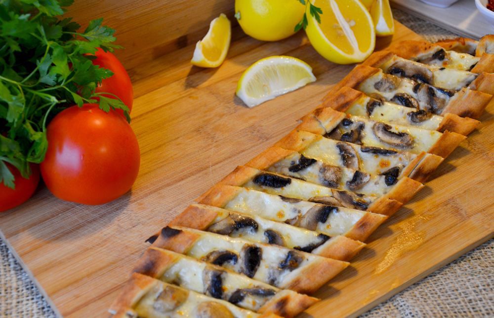 Kaşarlı Mantarlı Pide