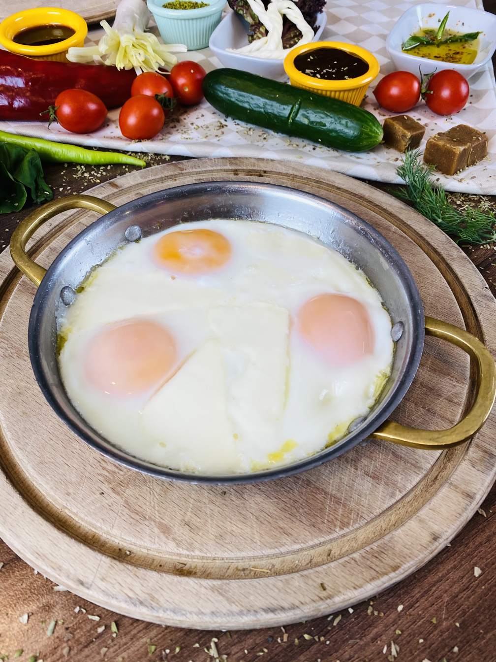 Sahanda Beyaz Peynirli Yumurta