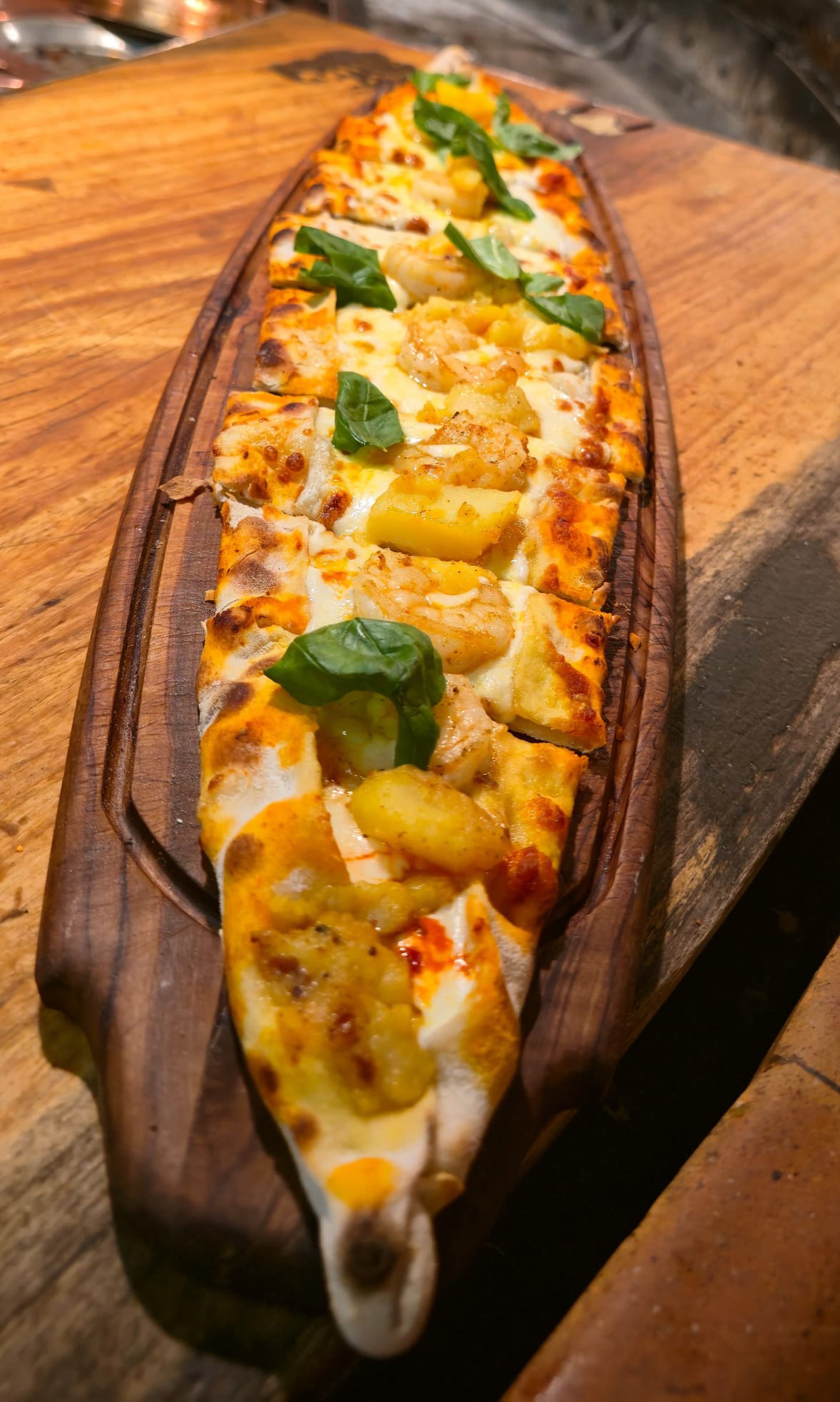 Pide aux crevettes / Karidesli pide (crème fraîche,  crevettes, pomme de terre, basilic, emmental)
