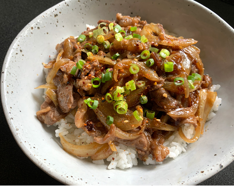 铁板烤肉饭 - Жареная говядина с луком и рис