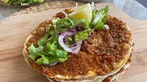 Lahmacun mit Salat