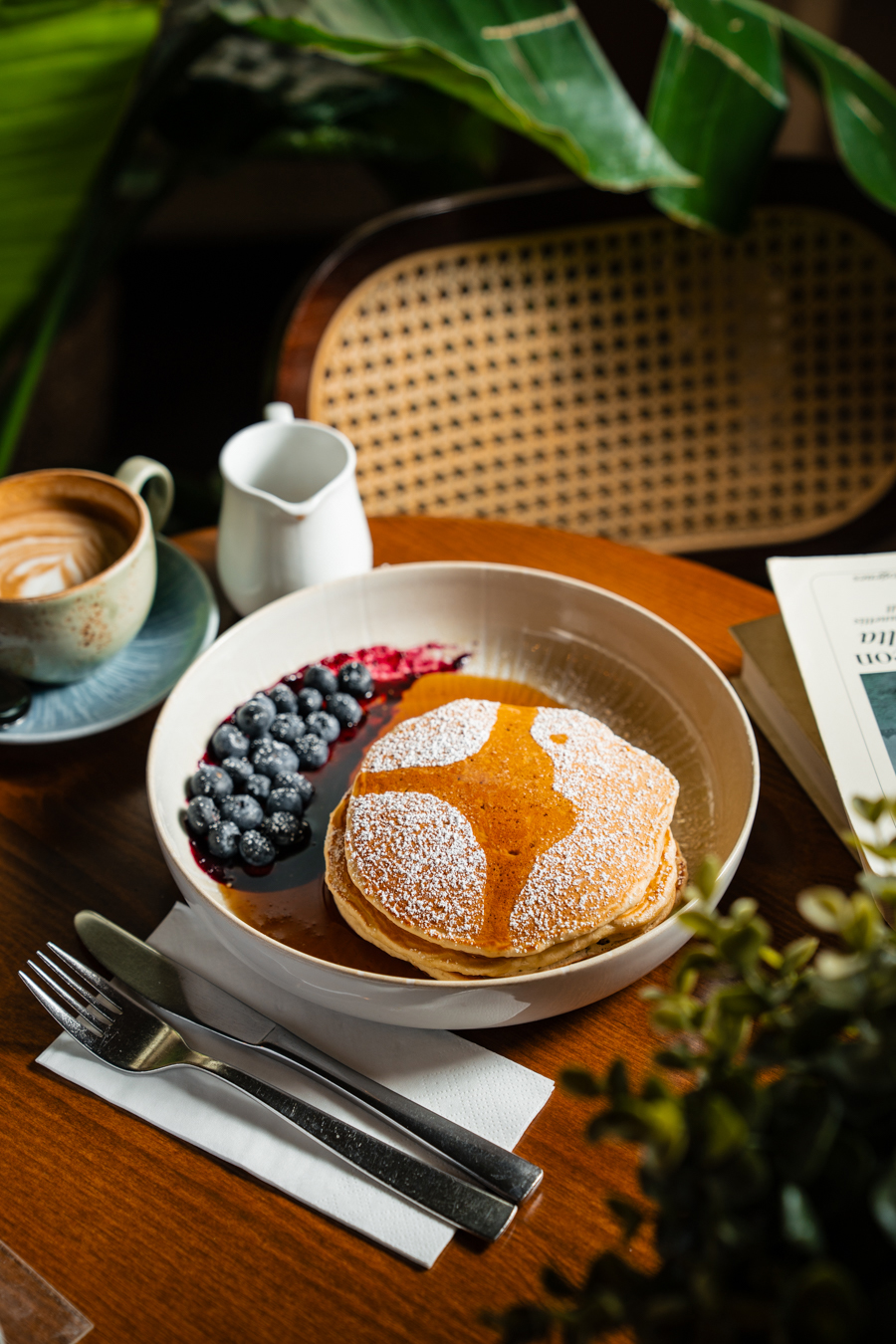 PANCAKES WITH BLUEBERRIES & MAPLE SYRUP