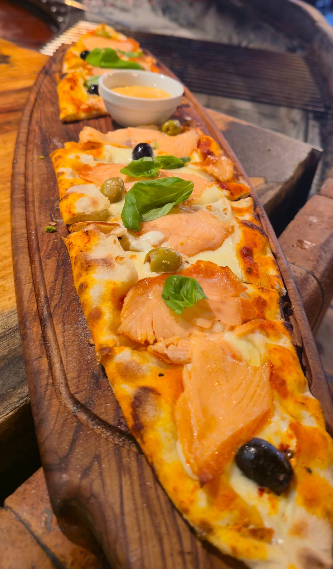 Pide au saumon fumé / Somonlu pide (Crème fraîche, saumon, olives, basilic, emmental)