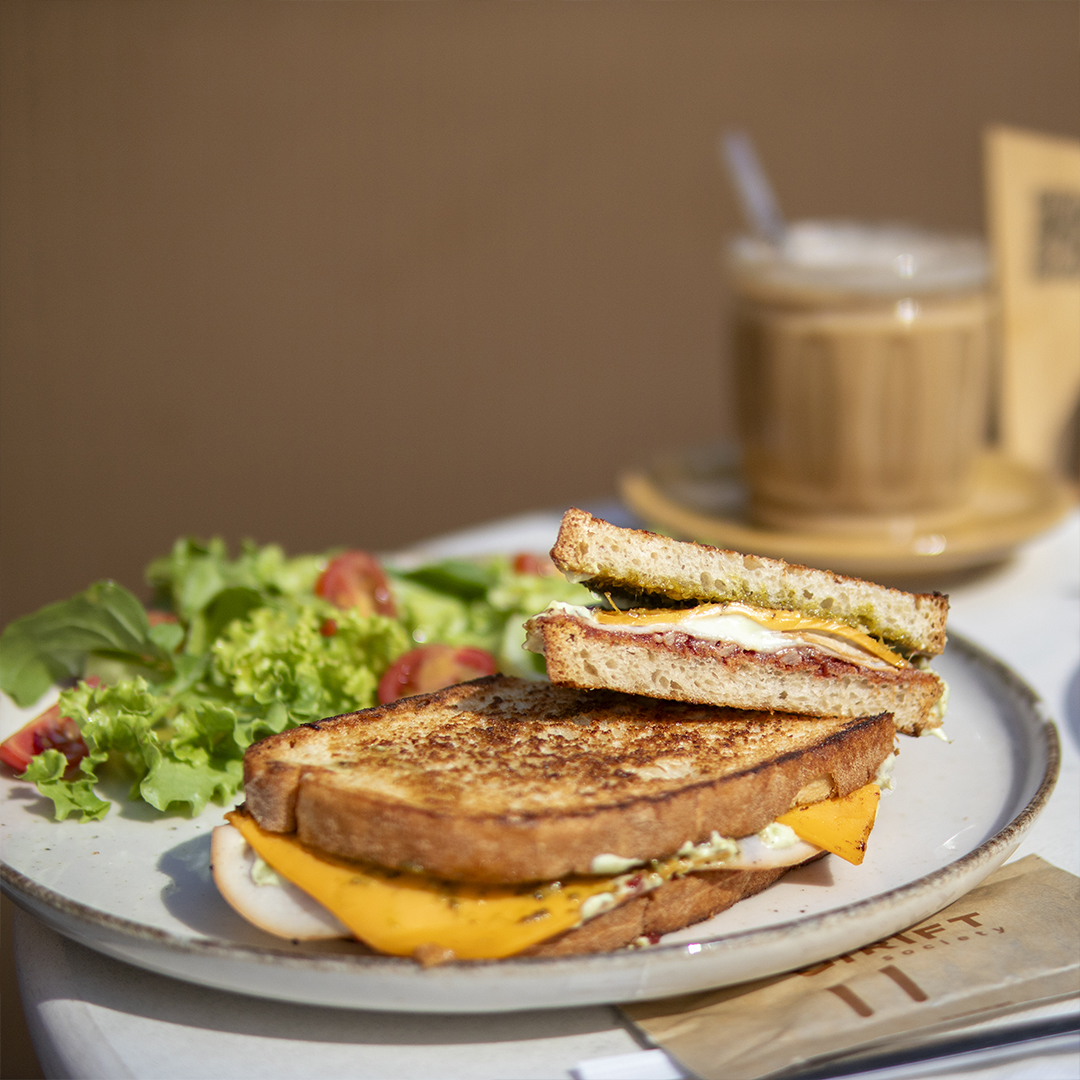 Hindi Füme, Cheddar & Pesto Ekşi Mayada